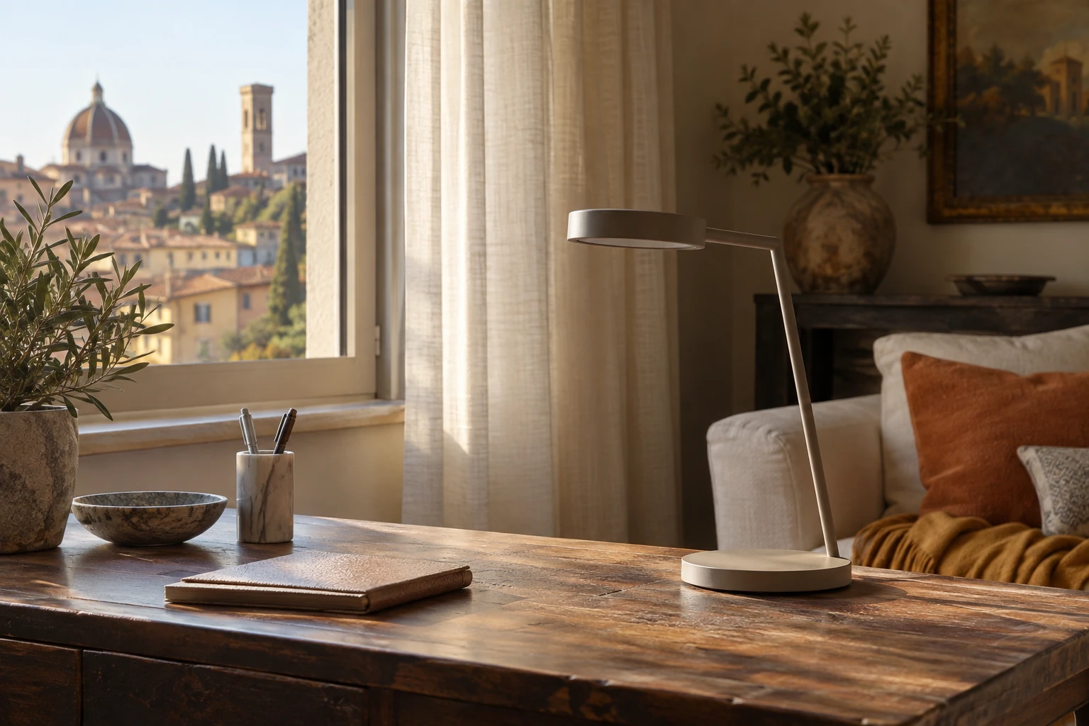 Lampada da tavolo LED spenta su scrivania vicino finestra luminosa e città sullo sfondo